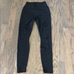 Alo yoga RIPPED LEGGING black size medium